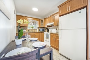 Fridge, microwave, oven, stovetop - Lovely 2-bedroom rental near Brickell w/ parking (Miami)