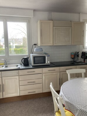 Réfrigérateur, micro-ondes, four, bouilloire électrique