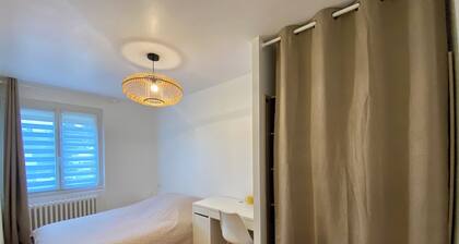 Logement dans maison avec jardin