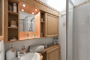 Kostenlose Toilettenartikel, Haartrockner, Hausschuhe, Handtücher