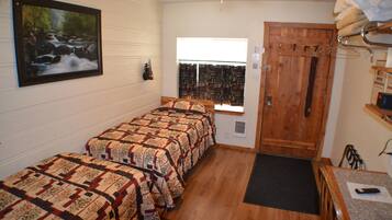 1 habitación, decoración personalizada, muebles diferentes y escritorio