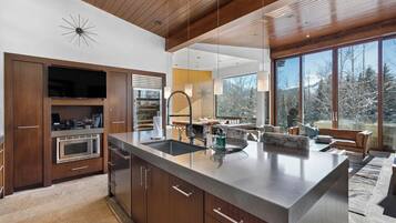 Réfrigérateur, four à micro-ondes, un four, surface de cuisson