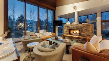 TV connectée, cheminée, chaßne hi-fi