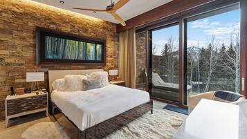 4 bedrooms, desk, iron/ironing board, free WiFi