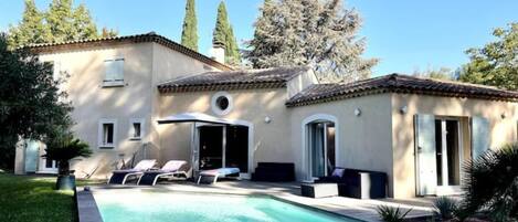 Een buitenzwembad en een verwarmd zwembad