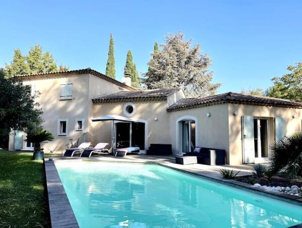 Alberca al aire libre y alberca climatizada