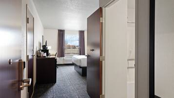 مكتب ومكواة/لوح كي وواي فاي مجانًا وملاءات أسرّة