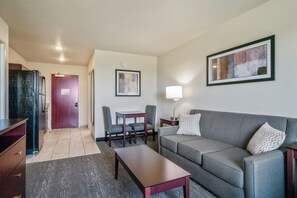 Suite, 1 Tempat Tidur King dengan tempat tidur Sofa, Bebas Asap Rokok (Extended Stay) | Meja kerja, setrika/meja setrika, Wi-Fi gratis, dan seprai linen