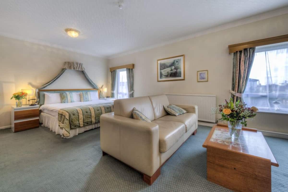 Deluxe suite, en-suite badkamer | Een strijkplank/strijkijzer, gratis wifi