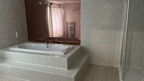 Deluxe-Suite, mit Bad | Badezimmer