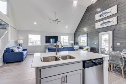 New Custom Built 6 BDRM Private Pool Mins To Beach