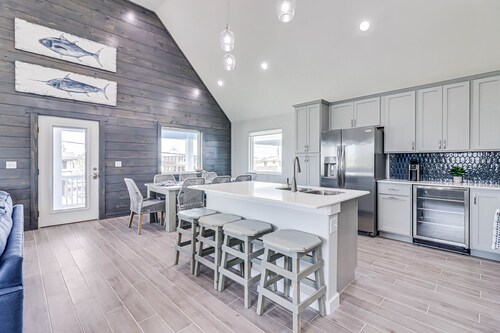 New Custom Built 6 BDRM heated Private Pool Mins To Beach