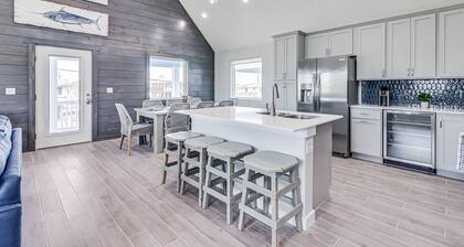 New Custom Built 6 BDRM heated Private Pool Mins To Beach