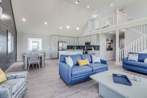 Smart TV, books - New Custom Built 6 BDRM heated Private Pool Mins To Beach (Port Aransas)