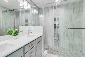 Shower, hair dryer, towels, soap - New Custom Built 6 BDRM heated Private Pool Mins To Beach (Port Aransas)