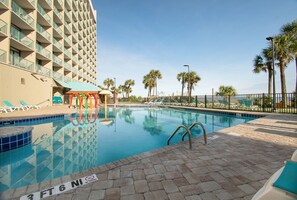 Una piscina cubierta, una piscina al aire libre