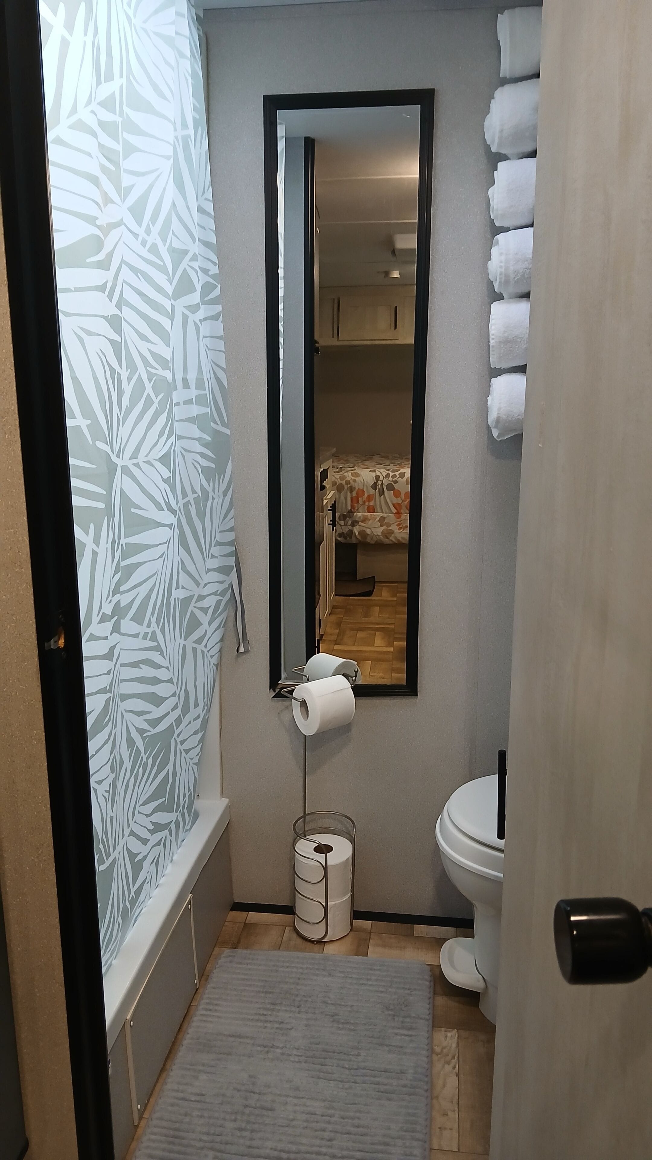 Douche, séchoir à cheveux, serviettes fournies, savon