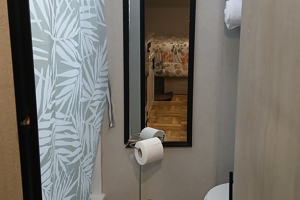 Dusj, hårføner, håndklær og såpe
