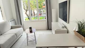 Smart-tv, een dvd-speler, een tafeltennistafel en een stereo