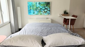 Desk, free WiFi, bed sheets - Studio Avec Jardin Entre Paris Versailles et Gares (Chaville)