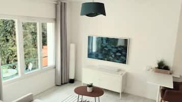 TV connectée, lecteur de DVD, table de tennis de table, chaîne hi-fi