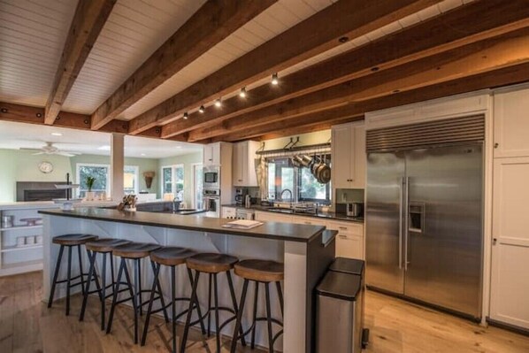 Køleskab, mikrobølgeovn, ovn, kogeplade