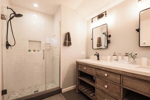 Dusche, Haartrockner, Shampoo