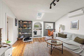 Unclassified image, 4 of 27, button