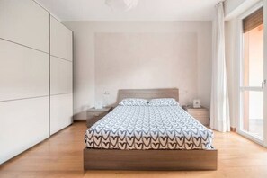 2 Schlafzimmer, Schreibtisch, Bügeleisen/Bügelbrett, Reisekinderbett