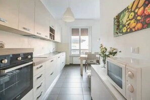 Fridge, microwave, oven, stovetop - Como 101, downtown (Como)