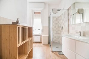 Shower, hair dryer, bidet, towels