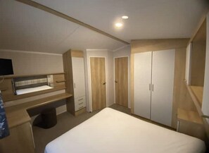 2 Schlafzimmer, Bügeleisen/Bügelbrett