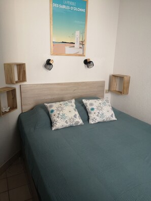 1 habitación, tabla de planchar con plancha y cuna de viaje