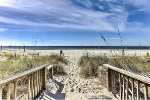 Plage, chaises longues, serviettes de plage