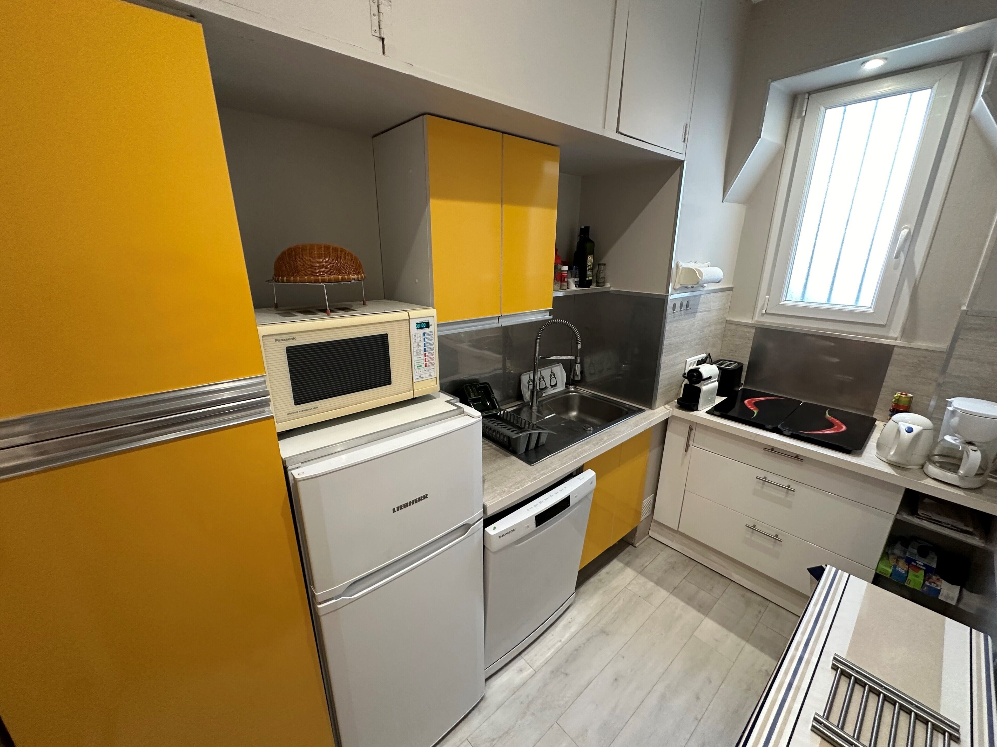 Coffee/tea maker, fridge, microwave, dishwasher