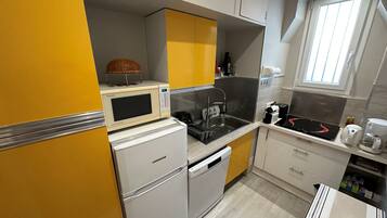 Coffee/tea maker, fridge, microwave, dishwasher
