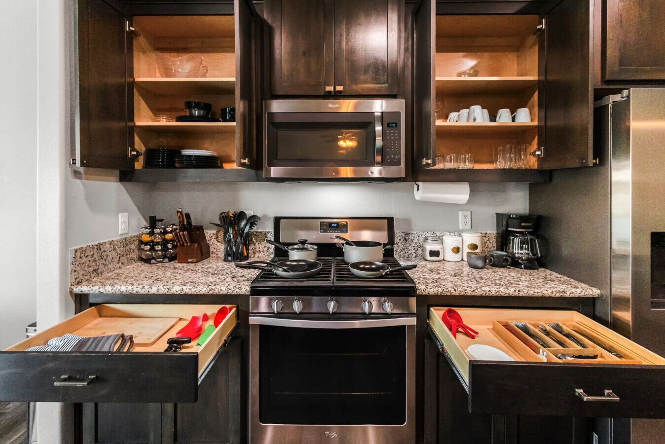 冰箱、微波炉、烤箱、炉灶