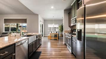 Een koelkast, een magnetron, een oven, een kookplaat