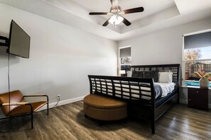 5 Schlafzimmer, Schreibtisch, Bügeleisen/Bügelbrett, Reisekinderbett
