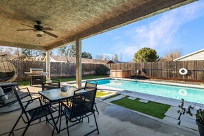 Outdoor dining - Cal King Hi-tech Vaca Pool Home | Ideal 4 Families (Chico)