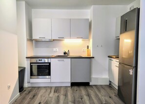 Kjøleskap, mikrobølgeovn, ovn og oppvaskmaskin