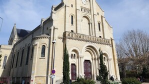 Een grote, historische kerk met een opvallende klokkentoren en meerdere boogvensters.