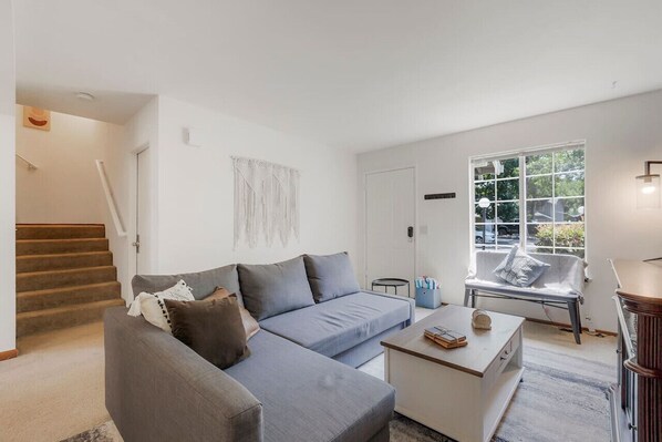 Una televisión, una chimenea