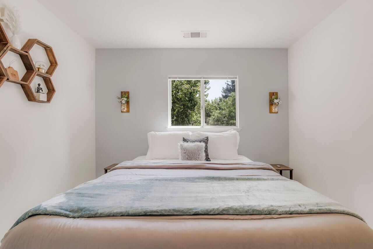 3 bedrooms, desk, iron/ironing board, travel crib