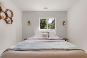 3 dormitorios, escritorio, tabla de planchar con plancha y cuna de viaje