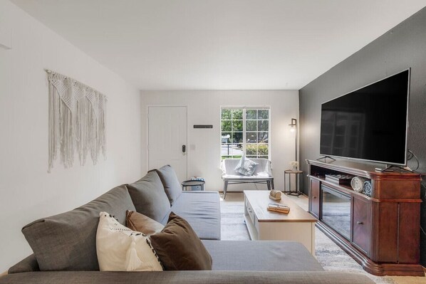 TV, fireplace