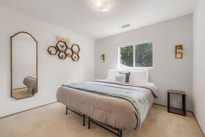 3 bedrooms, desk, iron/ironing board, travel crib