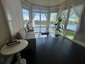 Smart-TV, DVD-spiller, bordtennis og stereoanlegg