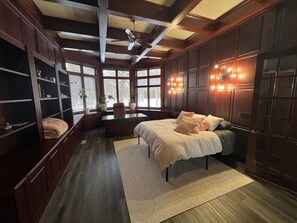 6 bedrooms, desk, WiFi, bed sheets