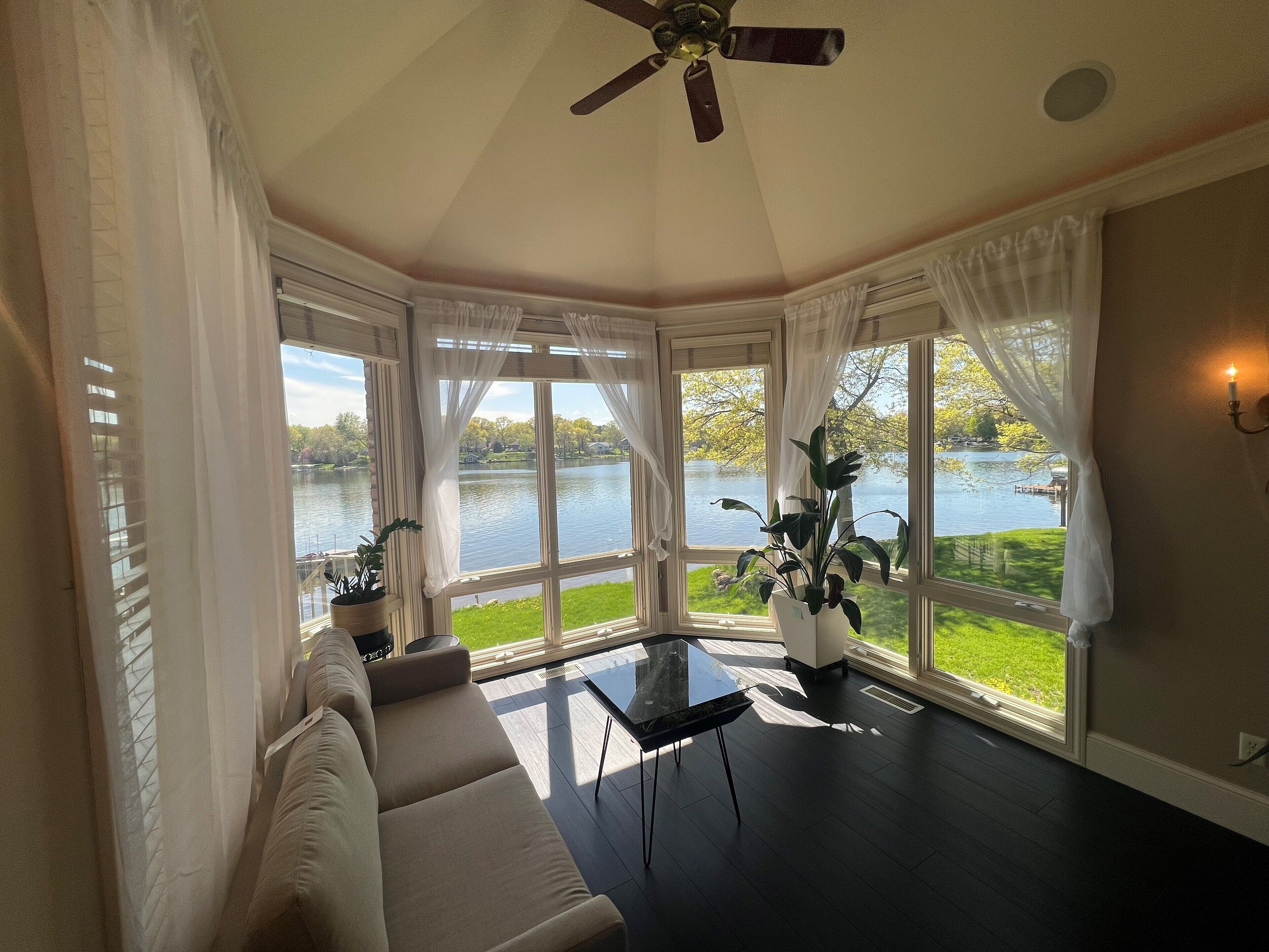 スマートテレビ、DVD プレーヤー、卓球台、ステレオ